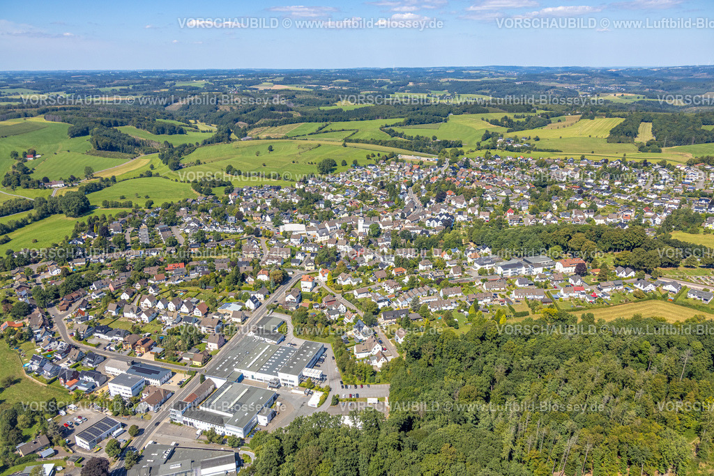 Kierspe250813045 | Luftbild, Wohngebiet Ortsansicht Kierspe-Dorf, Hügellandschaft mit Fernsicht, unten Walter Potthoff GmbH - Member of Plastiflex Group, Kierspe, Sauerland, Nordrhein-Westfalen, Deutschland