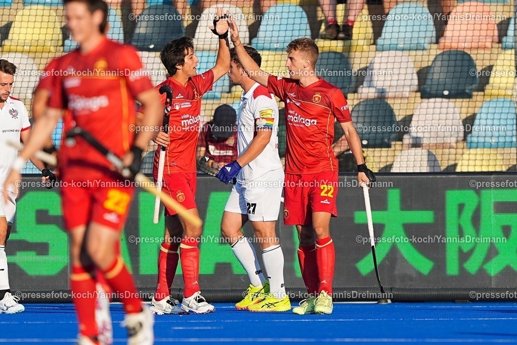 xydrx10082505005 | 10.08.2025, xydrx, Herren EuroHockey Championship 2025, Gruppenphase, Gruppe A, Spanien - Österreich, Sparkassenpark Mönchengladbach: Torjubel nach dem Tor zum 2:0 für die Spanische Feldhockey Nationalmannschaft durch Torschütze Pol Cabre Verdiell (ESP #22) zusammen mit Nicolas Alvarez (ESP #28)