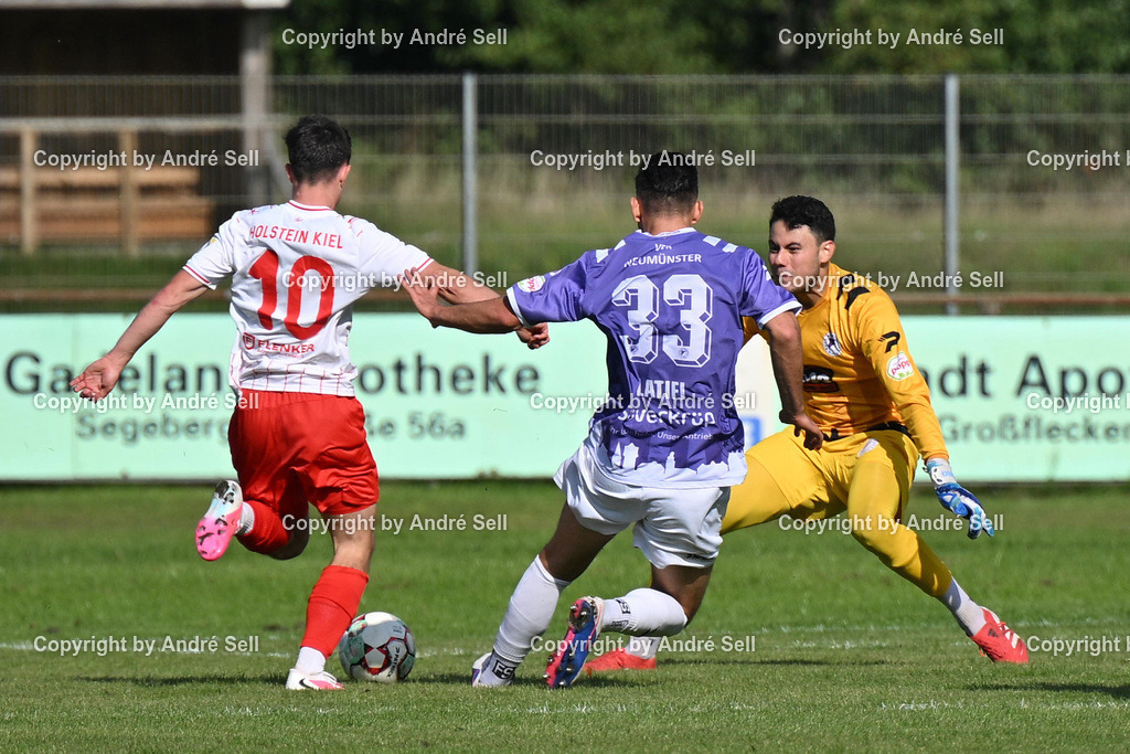 VfR Neumünster vs Holstein Kiel II | José Aguirre Dardon (VfR #27 foult 11m-reif) &amp; Geart Latifi (VfR #33) vs Kjell Knaak (Holstein #10) / Fußball-Oberliga Männer 2026/2027 / VfR Neumünster vs Holstein Kiel II / Grümmi-Arena / Neumünster / 27.09.26 - Realisiert mit Pictrs.com
