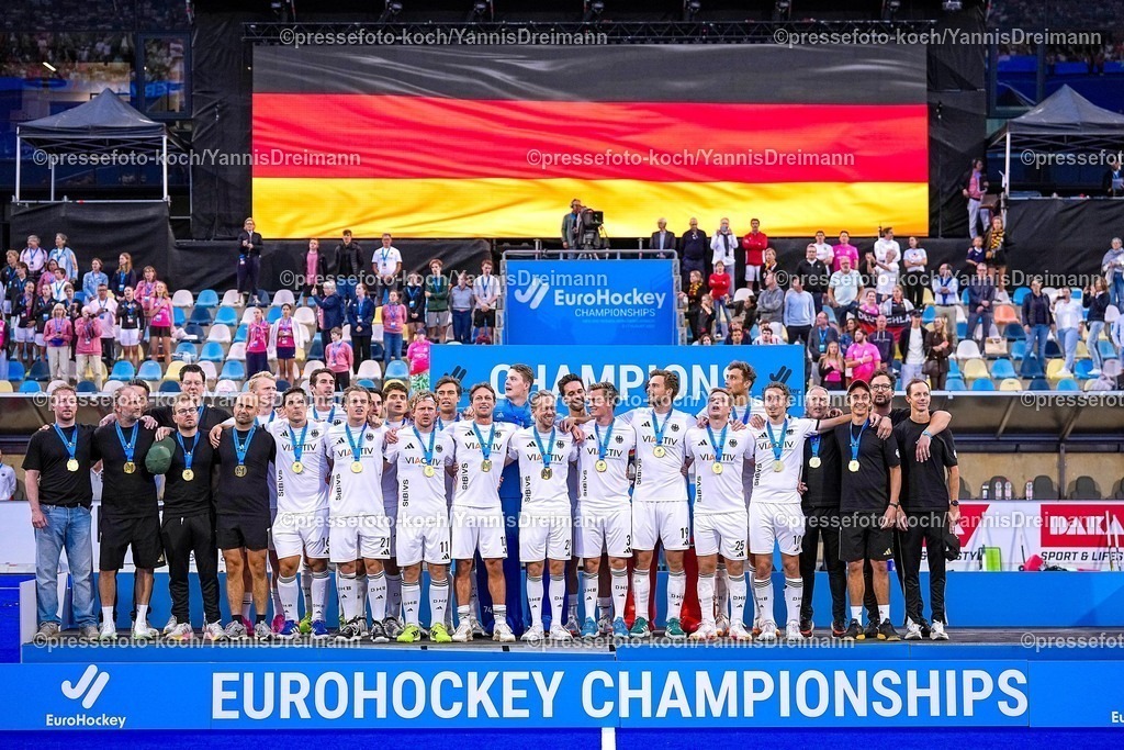 xydrx16082509014 | 16.08.2025, xydrx, Herren EuroHockey Championship 2025, Finale, Niederlande - Deutschland, Sparkassenpark Mönchengladbach: die Deutsche Nationalmannschaft steht als Sieger der Europameisterschaft auf dem Podest Arm in Arm