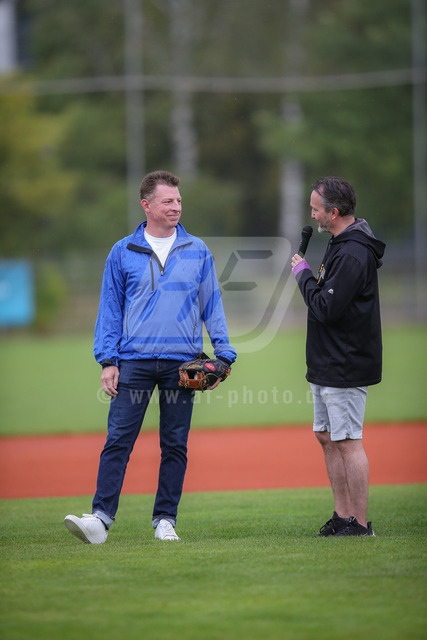Playoff Baseball HAA vs BNN in München/Munich/Haar,GERMANY at 29. July 2023 | US Genaralkonsul Tim Liston und Tom Wolf (Disciples) vor dem ersten Pitch, 
Playoff Baseball HAA vs BNN in München/Munich/Haar, GERMANY at 29. July 2023

Photo Credit: 
© FREIESLEBEN Alexander/AF-Photo.de - Realisiert mit Pictrs.com