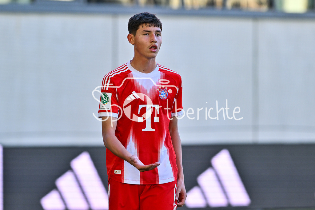 FC Bayern München U19 - Sporting Lissabon U19 | MUNICH, GERMANY - 09. DECEMBER: im Bild Filip PAVIC (FC Bayern München U19 12) Einzelfoto / Freisteller während dem Match zwischen der U19 des FC Bayern München und der U19 von Sporting Lissabon am 6. Spieltag der UEFA Youth League Ligaphase am FC Bayern Campus