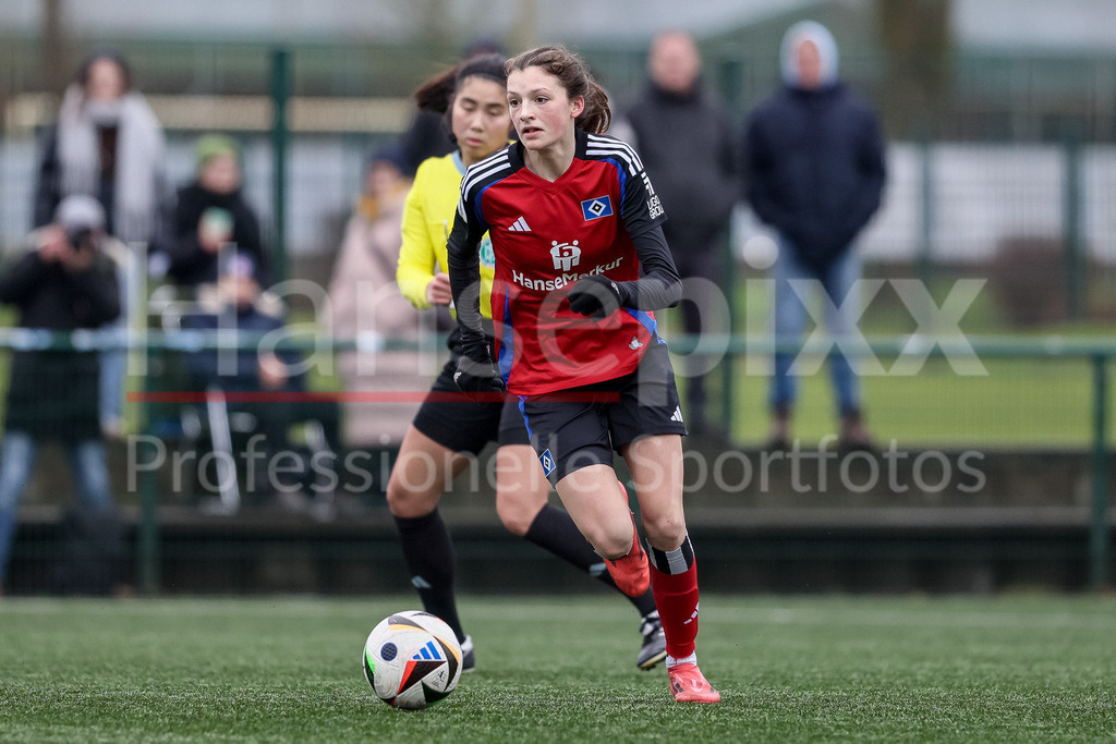 Fussball, Testspiel Frauen, Hamburger SV - 1. FFC Turbine Potsdam | v.li.: Lotta Wrede (Hambruger SV, 32) am Ball, Einzelbild, Ganzkörper, Aktion, Action, Spielszene