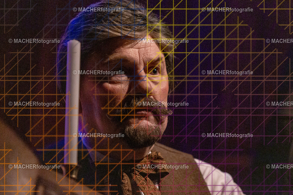 207_MFL-2025 | Portraitbilder von Regisseur; Darsteller; Techniker; Maske; Kostüme; Chor; Musiker; Bilderserie der Generalprobe und der Premierenvorstellung, Szenenbilder; Ausdrucksstudien; Bühnenüberblick; Bühnenkulissen; Pressefotos inkl. Redaktionsfoto Darstellergruppe.