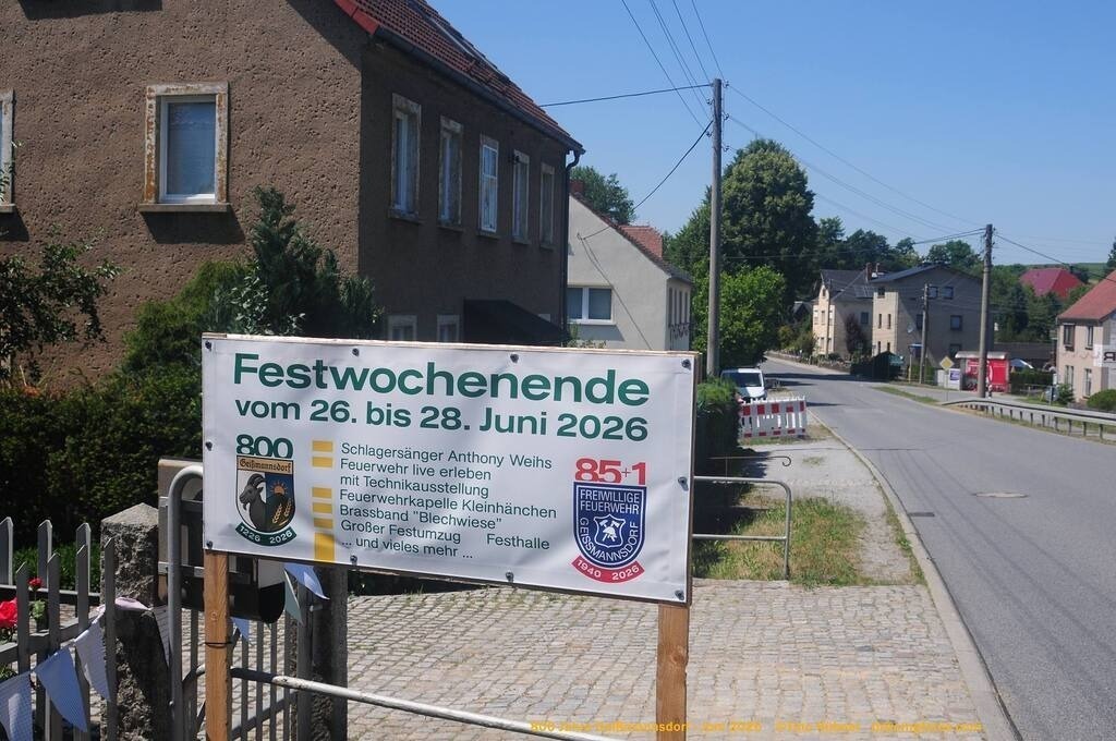 Geißmannsdorf-2026-Ortsbilder-530 | Geißmannsdorf bei Bischofswerda im Sommer 2026. Ein fotografischer Streifzug durch das Dorf Geißmannsdorf, mit Gebäuden, Straßen, Strohpuppen und geschmückten Vorgärten und Grundstücken anlässlich der 800-Jahr-Feier von Geißmannsdorf im Juni 2026 - Realisiert mit Pictrs.com