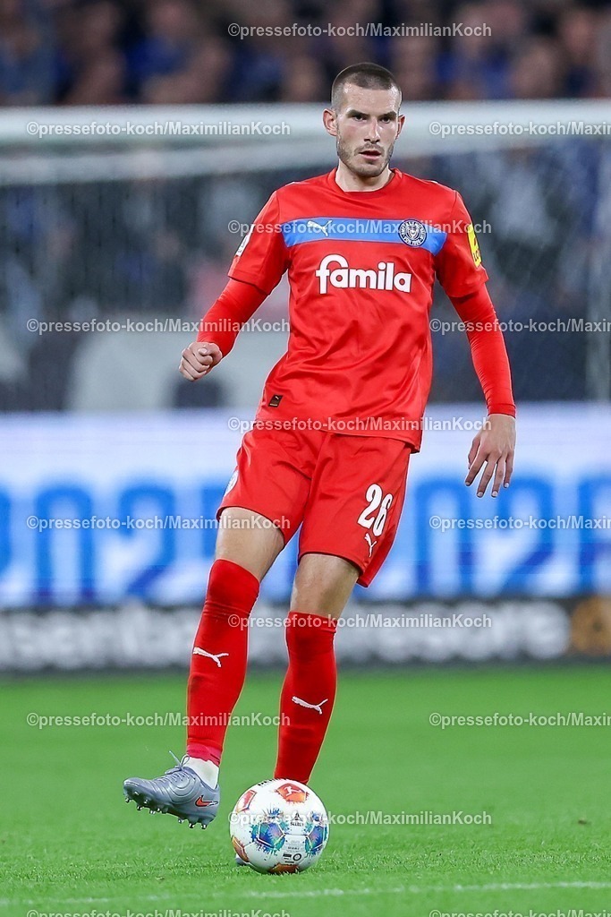 S0413092501076 | 13.09.2025, Fußball, FC Schalke 04 - Holstein Kiel, 5.Spieltag, 2. Fußball Bundesliga, Veltins-Arena Gelsenkirchen, Saison 2025 2026: David Zec (Holstein Kiel #26) DFB regulations prohibit any use of photographs as image sequences and or quasi-video.