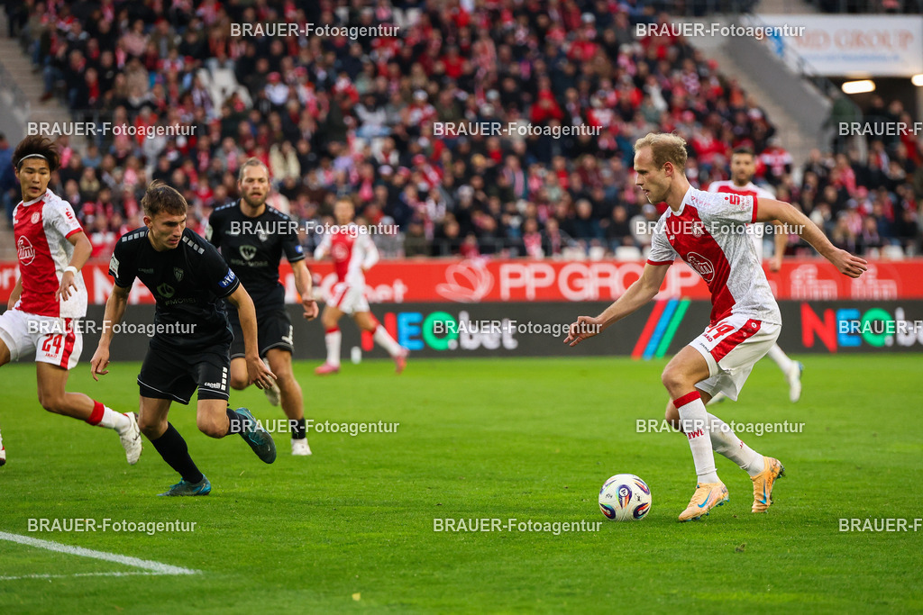 Rot-Weiss Essen - 1.Fc Schweinfurt | Essen, Deutschland, 02.11.2025 Lucas Brumme  (Rot-Weiss Essen) Einzelaktion während des 3.Liga Spiels zwischen  Rot-Weiss Essen und 1.Fc Schweinfurt am 02.11.2025 im Stadion an der Hafenstraße in Essen. (Foto von Timo Bluhmki-Schmidt/Brauer Fotoagentur