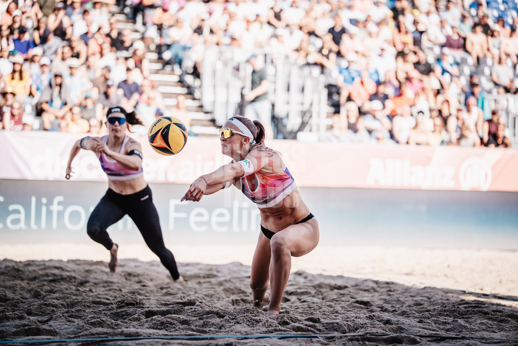 Beachvolleyball | Frauen | Deutsche Meisterschaften 2025 Timmendorfer Strand | 05.09.2025 | Sandra Ittlinger nimmt den Ball an