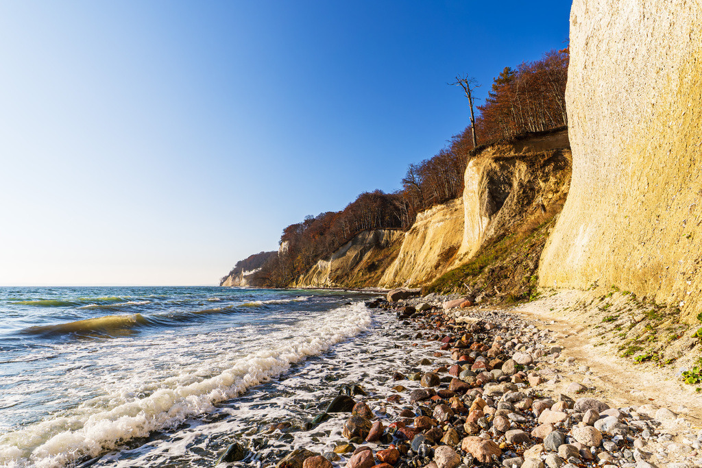 Kreidefelsen im Herbst an der Küste der Ostsee auf der Insel Rügen | Kreidefelsen im Herbst an der Küste der Ostsee auf der Insel Rügen.