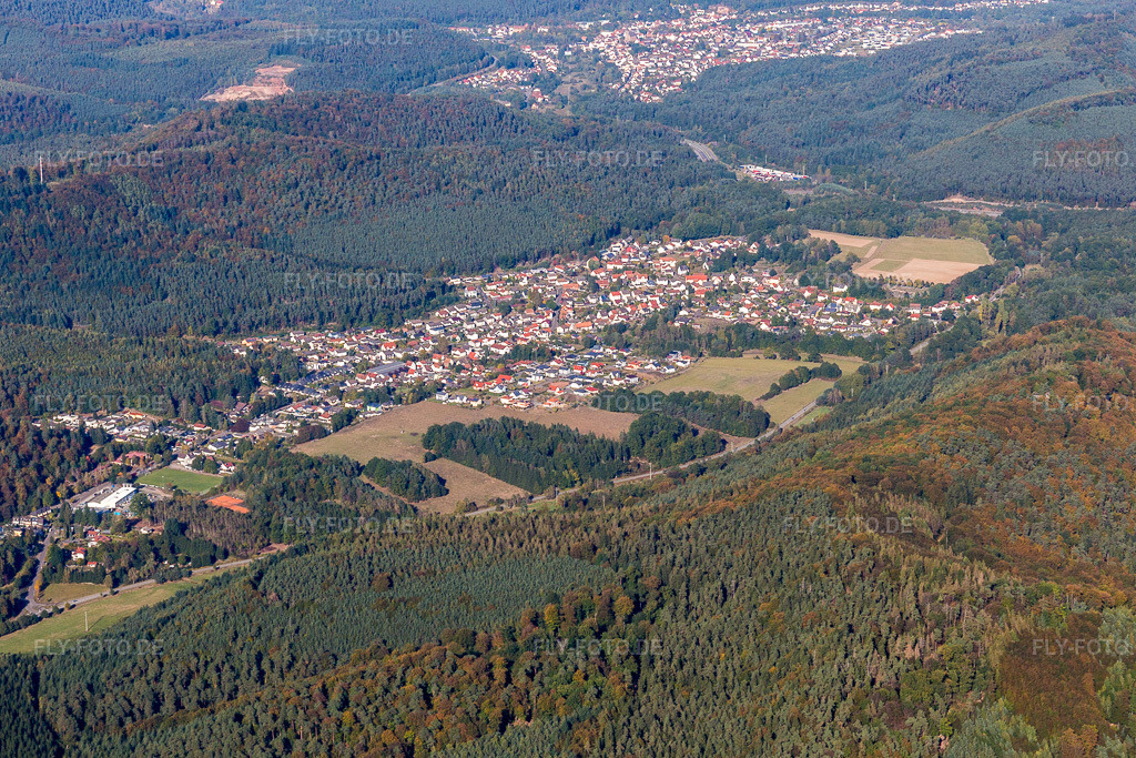 Luftbild: Ortsansicht der Straßen und Häuser der Wohngebiete in Ruppertsweiler im Bundesland Rheinland-Pfalz in Deutschland. Foto: IMG_095207.jpg vom 16.10.2016 durch Werner Riehm/FLY-FOTO.de