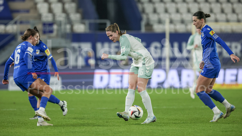 Fussball, Google Pixel Frauen-Bundesliga, FC Carl Zeiss Jena - SV Werder Bremen | v.li.: Lisa Gora (FC Carl Zeiss Jena, 16), Reena Wichmann (SV Werder Bremen, 6) und Merza Julevic (FC Carl Zeiss Jena, 10) im Zweikampf, Duell, Dynamik, Aktion, Action, Spielszene, DIE DFB-RICHTLINIEN UNTERSAGEN JEGLICHE NUTZUNG VON FOTOS ALS SEQUENZBILDER UND/ODER VIDEOÄHNLICHE FOTOSTRECKEN. DFB REGULATIONS PROHIBIT ANY USE OF PHOTOGRAPHS AS IMAGE SEQUENCES AND/OR QUASI-VIDEO.