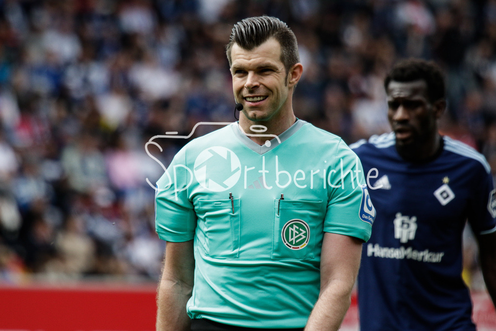 SSV Jahn Regensburg - Hamburger SV | Schiedsrichter Alexander SATHER in Aktion / Freisteller / Einzelfoto / DFL REGULATIONS PROHIBIT ANY USE OF PHOTOGRAPHS AS IMAGE SEQUENCES AND/OR QUASI-VIDEO