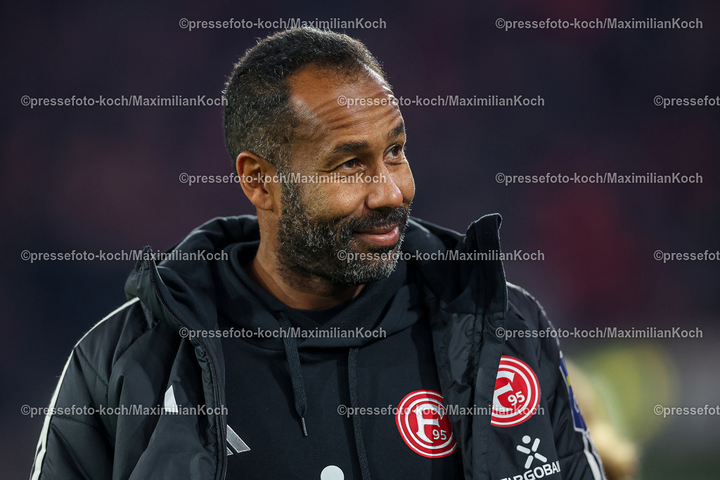 Due0911240109602113 | 09.11.2024, Fußball, Fortuna Düsseldorf - SC Paderborn 07, 2. Bundesliga, Merkur Spiel-Arena, Saison 2024 2025: Cheftrainer Daniel Thioune (Trainer Fortuna Düsseldorf) DFB regulations prohibit any use of photographs as image sequences and or quasi-video.