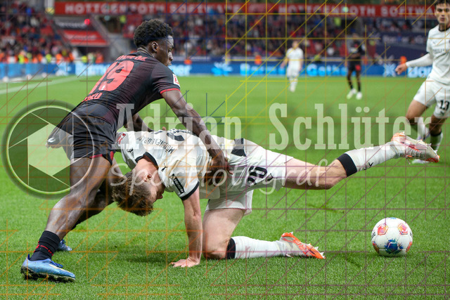 Bayer 04 Leverkusen vs Borussia Mönchengladbach - Bundesliga  | Leverkusen, Deutschland, 21.09.25:   Ernest Poku (Bayer 04 Leverkusen) und Lucas Ullrich (Borussia Mönchengladbach) im Kampf um den Ball waehrend des Spiels der Bundesliga zwischen  Bayer 04 Leverkusen vs Borussia Mönchengladbach in der BayArena(Foto von Brauer-Fotoagentur / Adrian Schlueter)