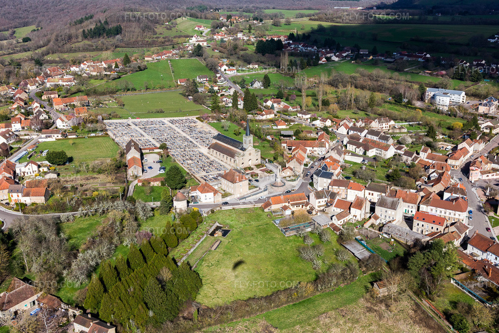 Aerial view: View of the town in Épinac in the state Saone et Loire, France. – Photo: IMG_105428.jpg taken on 04/01/2018 by Werner Riehm/FLY-FOTO.com – Resolution of the original: 5472 x 3648 px