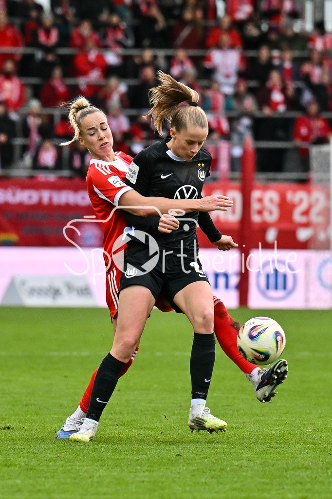 FC Bayern München - VfL Wolfsburg | MUNICH, GERMANY - 22. FEBRUARY: im Duell Giulia GWINN (FC Bayern Munich 7) und Vivien ENDEMANN (VfL Wolfsburg Frauen 25) während dem Spiel zwischen den Frauen des FC Bayern München und den Frauen des VfL Wolfsburg am 19. Spieltag der Google Pixel Frauen-Bundesliga am FC Bayern Campus