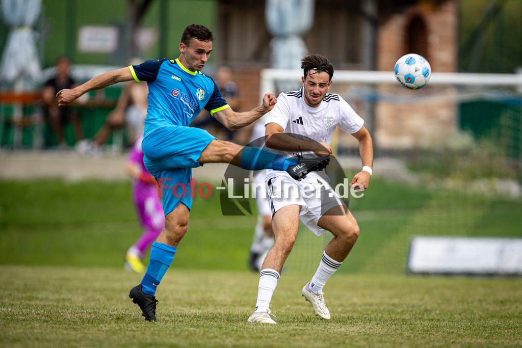 SG Hungerbach I gegen TSV Feldafing | Fußball Herren Kreisklasse Gruppe 3 BFV Kreis Zugspitze, SG Hungerbach I gegen TSV Feldafing, 20250816,Zweikampf, 2025-08-16 in Oberhausen (Sportplatz Oberhausen), Florian FENTZLOFF (Feldafing 7), Stefan DOPFER (Hungerbach 5), Copyright: WolfgangxLindner www.foto-lindner.de