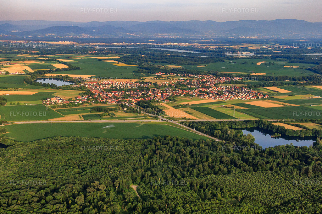 Vue aérienne: Vue de la ville depuis l'ouest à Rountzenheim dans le département Bas Rhin, France – .Photo: IMG_30567.jpg prise le 09/07/2010 par Werner Riehm/FLY-FOTO.eu – Résolution de l'original: 4752 x 3168 px