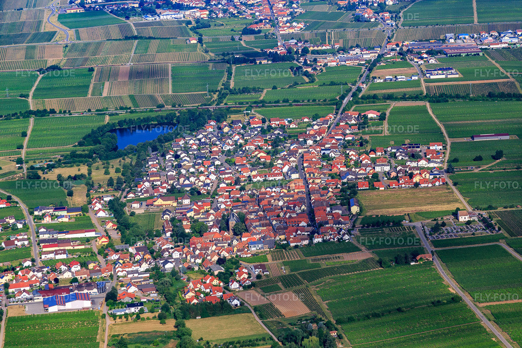 Luftbild: Dorfübersicht aus Osten in Kirrweiler im Bundesland Rheinland-Pfalz in Deutschland. Foto: IMG_080944.jpg vom 14.06.2015 durch Werner Riehm/FLY-FOTO.de