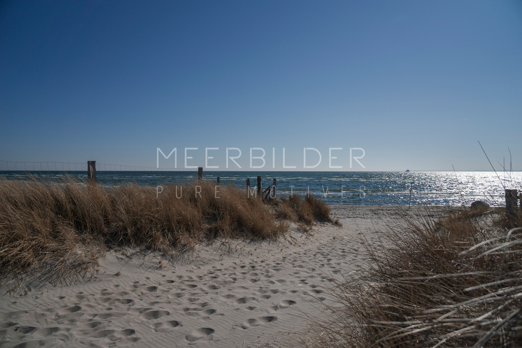 Strandbilder Ostsee // Lübecker Bucht | Strandweg in Klostersee und absolut blue sky. Ein sehr harmonisches Ostseebild mit leichter Unschärfe im Vordergrund. 