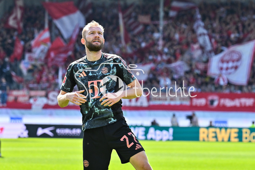1. FC Heidenheim - FC Bayern München | Jubel der Gaeste nach dem Treffer zum 0-2 duch Konrad LAIMER (FC Bayern Muenchen 27) / Tor / Torschuetze / Freude / Happy / Bundesliga: 1. FC Heidenheim - FC Bayern Muenchen, Voith Arena am 19.04.2025