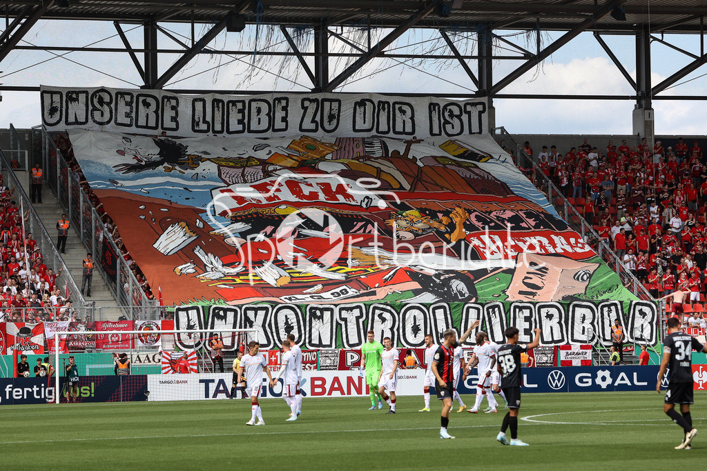 FC Ingolstadt - 1. FC Kaiserslautern | Die mitgereisten FAns aus Lautern mit einer tollen Choreographie vor der Partie in Ingolstadt / Ultras / Choreo / Symbolbild