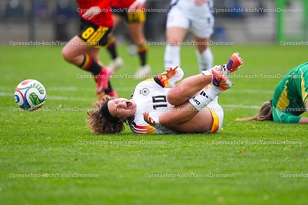 xYDRx26112501067 | 26.11.2025, xydrx, Fußball, Länderspiel, EM-Qualifikation U19-Frauen, Belgien - Deutschland, Sportschule Wedau: Rosa Rueckert (GER #10) mit schmerzen am Boden