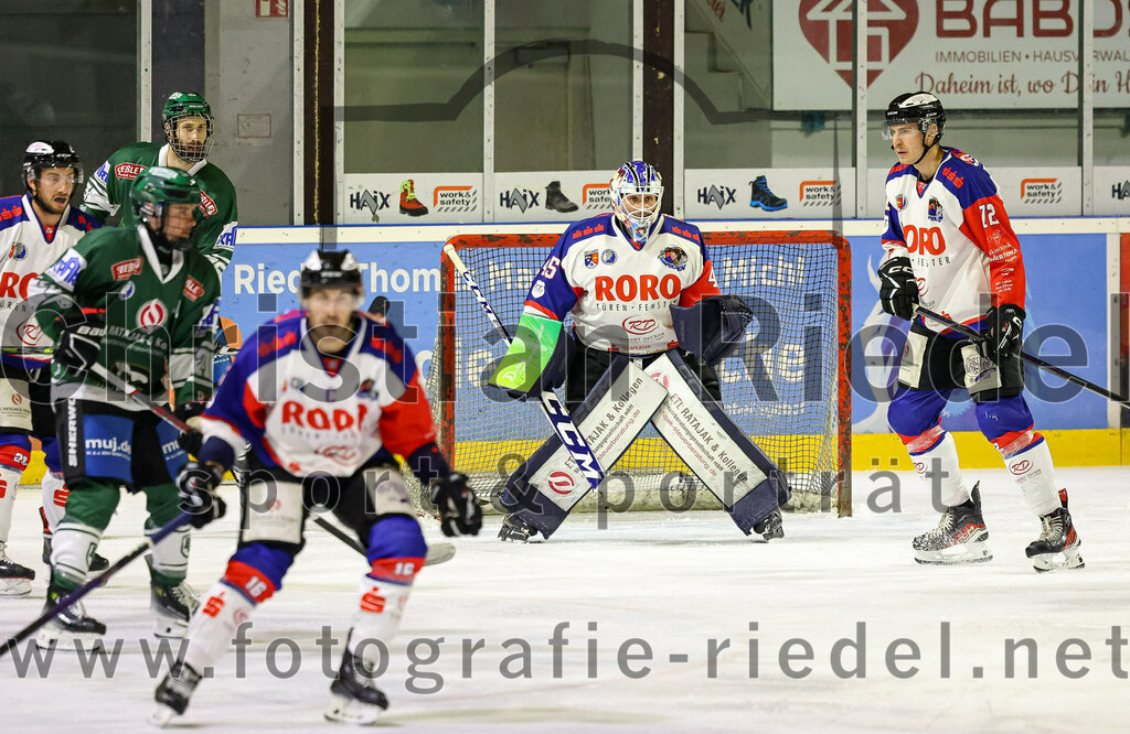 2023-11-03_004_TSV_Erding_gegen_ESC_Dorfen | Erding, Deutschland, 03.11.2023:
Eishockey, Bayernliga Vorrunde 2023 / 2024, 6. Spieltag, TSV Erding gegen ESC Dorfen, Endergebnis: 11:3

Torwart Maximilian Englbrecht (ESC Dorfen, #45), Erik Walter (ESC Dorfen, #72)

Foto: Christian Riedel / fotografie-riedel.net