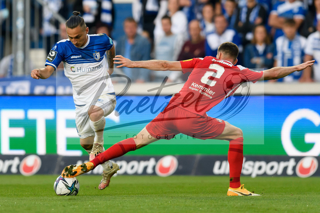 FCMFCK20210904_209 | Fussball, Herren: Barıs Atik (1. FC Magdeburg) und Boris Tomiak (1. FC Kaiserslautern) im Zweikampf beim Spiel der 3. Liga zwischen 1. FC Magdeburg und 1. FC Kaiserslautern in der MDCC-Arena am 04.09.2021 in Magdeburg, Deutschland.DFB / DFL REGULATIONS PROHIBIT ANY USE OF PHOTOGRAPHS AS IMAGE SEQUENCES AND/OR QUASI-VIDEO. - Realisiert mit Pictrs.com