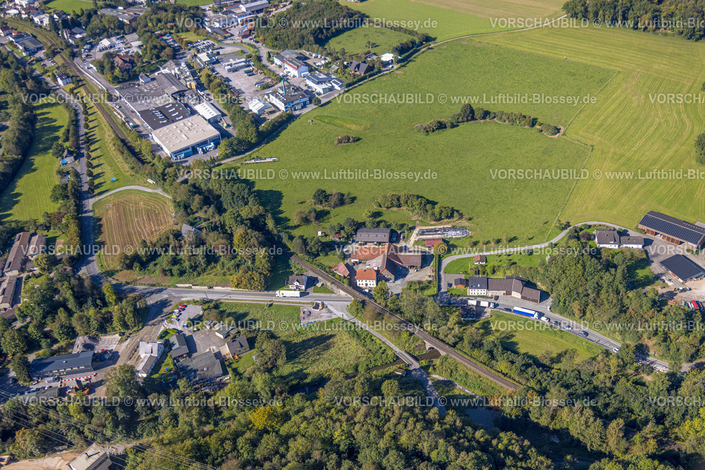 Balve230907769 | Luftbild, Eisenbahnlinie mit Brücke über die Bundesstraße B229 und den Fluss Hönne, Baustelle, Helle, Balve, Sauerland, Nordrhein-Westfalen, Deutschland