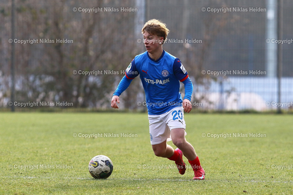 NH_HolsteinKielU19_BlumenthalerSVU19_U19DFBNachwuchsliga_08022025 | #20 Maximilian Schmitz (Holstein Kiel U19)Fußball I Junioren I U19 DFB-Nachwuchsliga I Saison 2024-2025 I Hauptrunde Liga B, Gruppa A, 2. Spieltag I Holstein Kiel U19 - Blumenthaler SV U19 I 08.02.2025 I Citti-Fußballpark