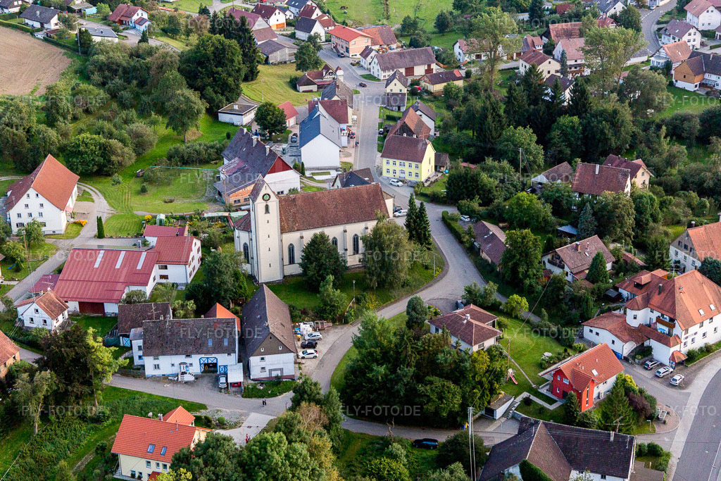 Luftbild: Kirchengebäude St. Oswald im Dorfkern im Ortsteil Mindersdorf in Hohenfels im Bundesland Baden-Württemberg in Deutschland. Foto: IMG_102968.jpg vom 26.08.2017 durch Werner Riehm/FLY-FOTO.de