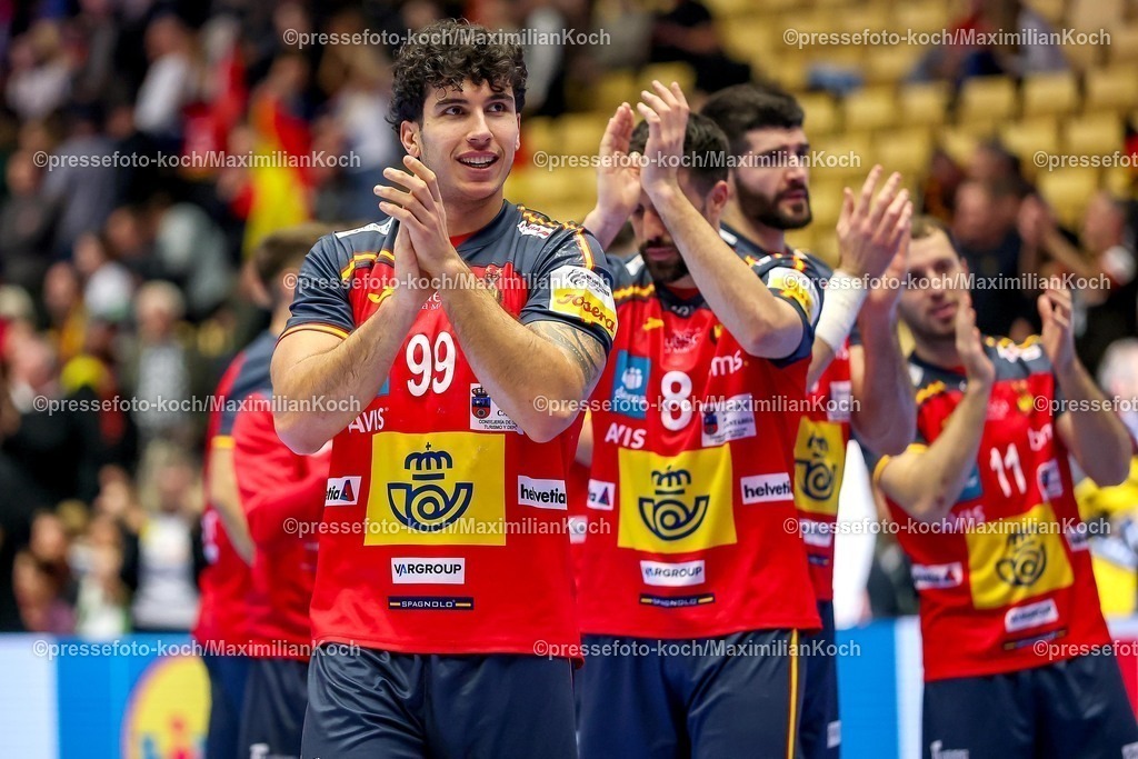 EHF15012601082 | 15.01.2026, Handball, Men's EHF EURO 2026, Spanien - Serbien, Jyske Bank Boxen in Herning, Dänemark, Preliminary Round: Abschlussjubel nach dem Sieg der Spanier gegen Serbien -  Javier Rodríguez Moreno (Espania #99) neben  Agustin Casado Marcelo (Espania #08) 