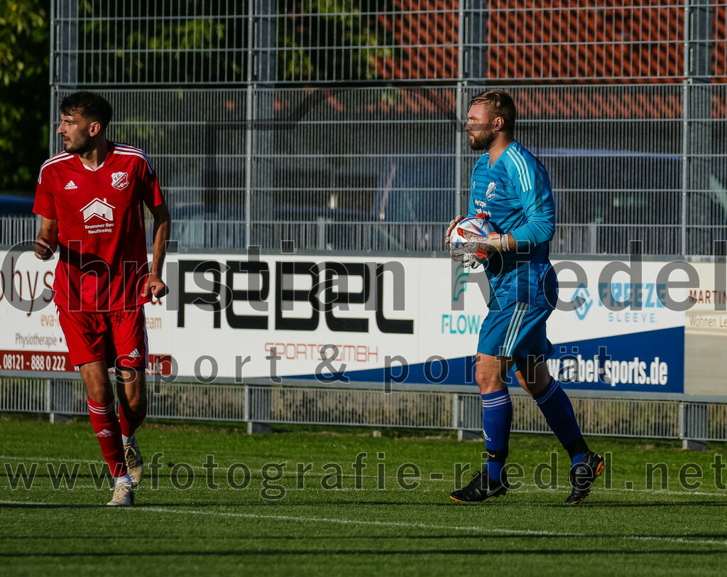 2023-08-11_016_FC_Finsing_gegen_SV_Eichenried | Finsing, Deutschland, 11.08.2023:
Fußball, Kreisliga 2023 / 2024, 4. Spieltag, FC Finsing gegen SV Eichenried, Endergebnis: 3:0

Dominik Keuter (FC Finsing, #18), Torwart Daniel Schröder (FC Finsing, #1)

Foto: Christian Riedel / fotografie-riedel.net