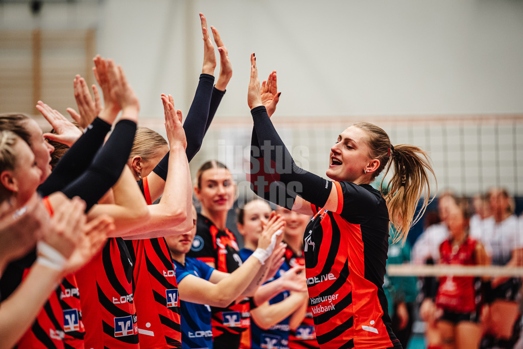 Volleyball | Frauen | Saison 2025/2026 | Volleyball Bundesliga | ETV Hamburger Volksbank Volleys vs. Dresdner SC | 15.11.2025 | Fiona Dittmann (#14, ETV Hamburger Volksbank Volleys) klatscht mit dem Team ab