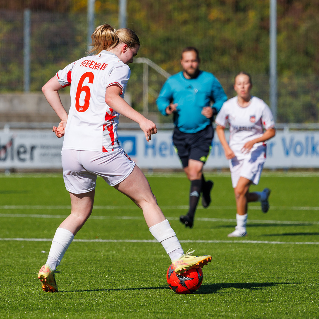 FCHHÜT_251003_3295 | 1.FC Heidenheim 1846 II vs. TSV Hüttlingen, Fußball, Frauen, Bezirkspokal, 2025/2026, 1.Runde, 03.10.2025 in Mergelstetten, Sportplatz 2(Foto: Michael Bulling) - Realisiert mit Pictrs.com