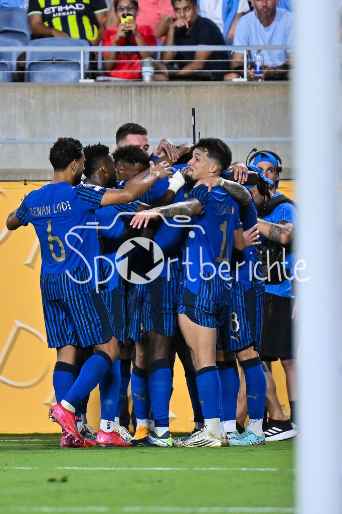 Manchester City - Al-Hilal SFC | Jubel von Al-Hilal nach dem Treffer zum 2-3 in der Verlaengerung durch Kalidou KOULIBALY (Al-Hilal 3) / Tor / Torschuetze / Freude / Happy / FIFA Club World Cup: Manchester City - Al-Hilal SFC, Camping World Stadium am 30.06.2025 / NOT FOR SALE IN USA