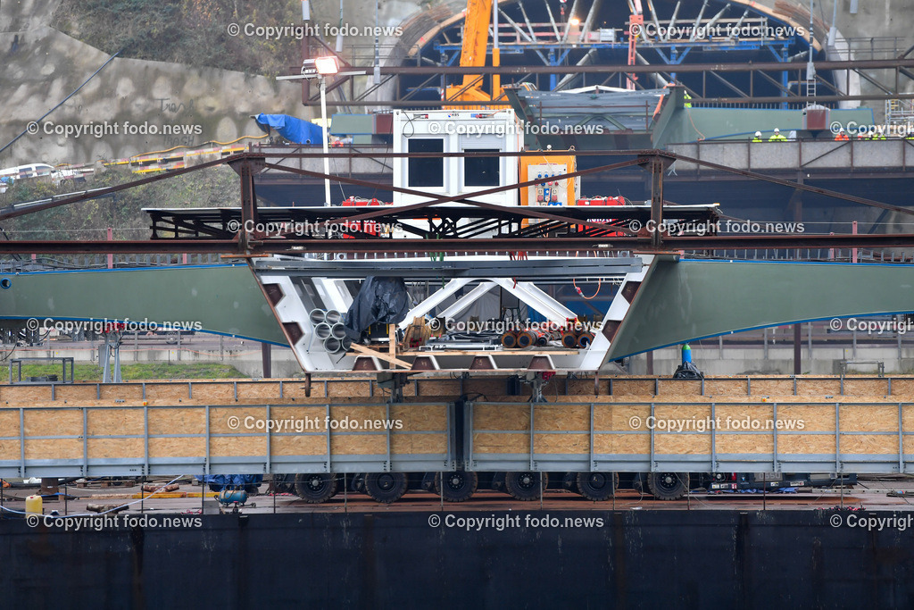 Westring A26_ erster Brueckenteil Westringbruecke_ 01.12.2022-5 | 01.12.2022, Westring A26, AUT, Westring A26, erster Brueckenteil Westringbruecke, im Bild Transportschiff mit Brueckenteil auf der Donau