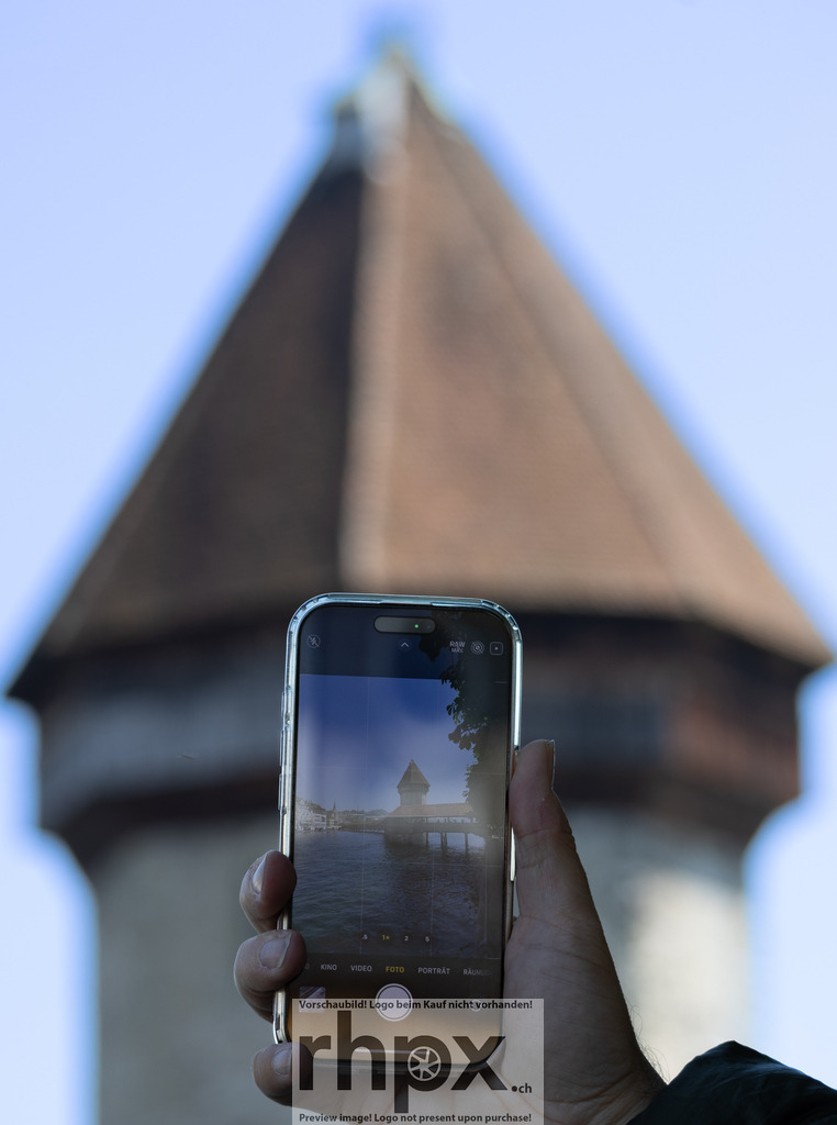 Perspektive Wasserturm | Fokus. Moment. Moderne.
Die Verbindung von moderner Technik und historischer Architektur schafft eine spannende neue Sichtweise auf das Luzerner Wahrzeichen. Der Fokus auf das Smartphone-Display lässt den Wasserturm im Hintergrund sanft verschwimmen und rückt den Augenblick des Festhaltens ins Zentrum.
Wähle unter "Produktauswahl" dein Wunschformat: Vom klassischen Wandbild über Puzzle &amp; Tassen bis zum digitalen Download (z.B. als Handy-Hintergrund).
 - Realisiert mit Pictrs.com