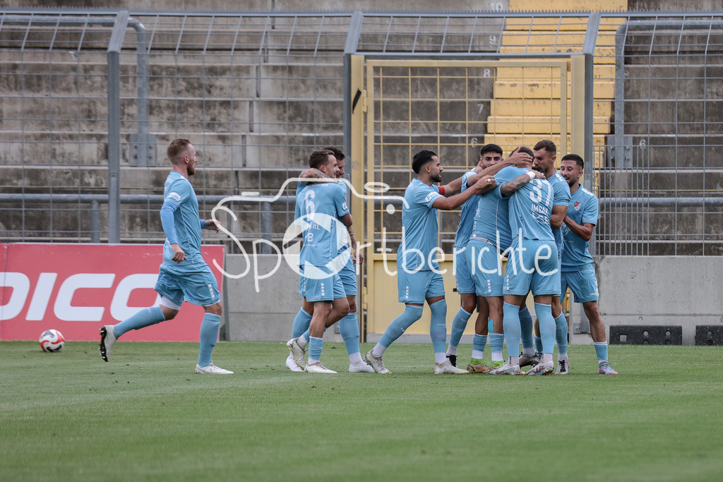 FC Bayern Amateure - Türkgücü München | Jubel der Gaeste nach dem verwandelten Elfmeter zum 0-1 durch Kevin HINGERL (TGM #8) / Tor