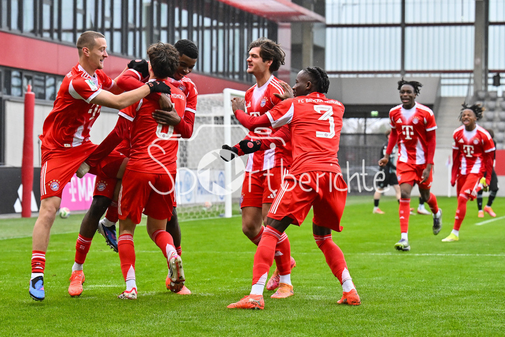 FC Bayern München - Hannover 96 | MUNICH, GERMANY - 15. FEBRUARY: Jubel der Bayern nach dem Treffer zum 1-0 durch David DAIBER (FC Bayern München 6) / Tor / Torschuetze / Freude / Happy während dem Spiel zwischen der U19 des FC Bayern München und der U19 von Hannover 96 am 2. Spieltag der Hauptrunde der U19-DFB-Nachwuchsliga am FC Bayern Campus