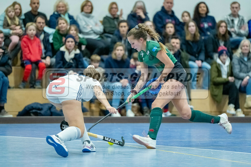 HK_20240113_107914 | 1. Bundesliga Damen Düsseldorfer HC - Club Raffelberg am 13.1.2024 DHC Halle, Düsseldorf , Sarah Gehring ( Club Raffelberg #9 ) , Clara Ycart ( Düsseldorfer HC #10 )