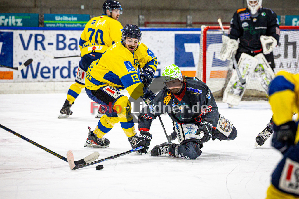 Peißenberg MINERS gegen EC Pfaffenhofen | Eishockey Bayernliga 2025/26 Vorrunde 25. Spieltag, Peißenberg MINERS gegen EC Pfaffenhofen, 20260109,Zweikampf,2026-01-09 in Peißenberg (flatbuy Arena Peißenberg), Robert NEUBAUER (EC Pfaffenhofen 13), Weiland PARRISH (MINERS 13)Copyright: WolfgangxLindner www.foto-lindner.de