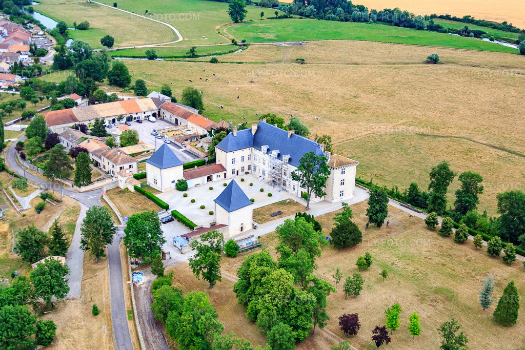 Aerial view: Château de Montbras in Montbras in the state Meuse, France.Photo: IMG_083577.jpg taken on 07/13/2015 by Werner Riehm/FLY-FOTO.comResolution of the original: 5042 x 3362 pxLe Chateau de Montbras vous accueille dans la Meuse