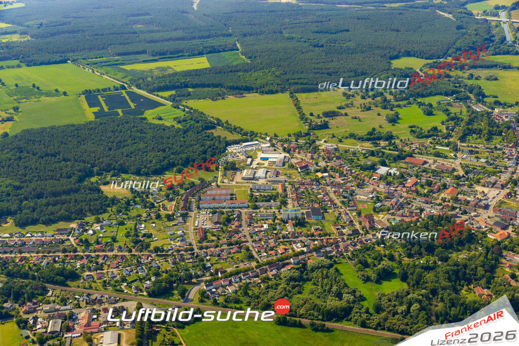 Luftbild der Stadt Grabow - Das Luftbild wurde 2025 vom UL-Flugzeug heraus erstellt ( keine Drohnenaufnahme ) - Hochauflösende Luftaufnahme - für Wandbilder und großformatige Ausdrucke geeignet. Das besondere Geschenk!Hier alle&nbsp;Infos zur Lizenzierung der LuftaufnahmeWir fliegen auch dieses Jahr wieder in Ihre Region um Luftbilder zu erstellen.- Luftbild anfragen