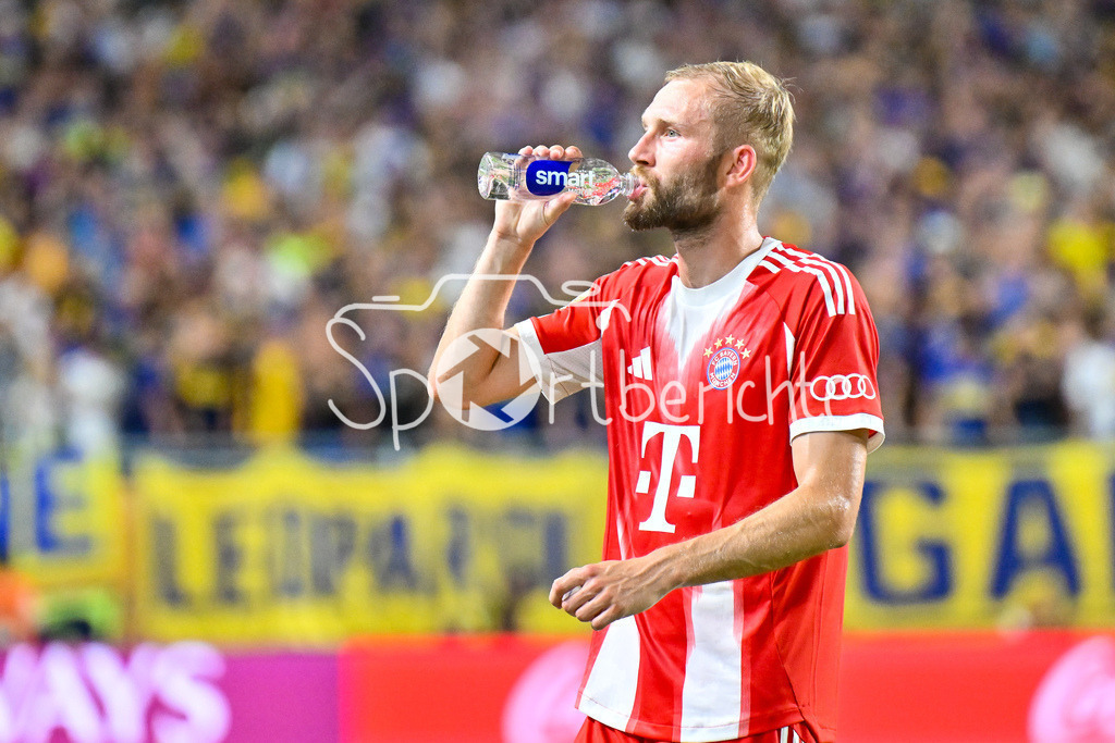 FC Bayern München - Boca Juniors | in dieser Szene nimmt Konrad LAIMER (FC Bayern Muenchen 27) einen kraeftigen Schluck Wasser / Hitze / Miami / Florida / Einzelfoto / Freisteller / FIFA Club World Cup: FC Bayern Muenchen - Boca Juniors, Hard Rock Stadium am 20.06.2025 / NOT FOR SALE IN USA