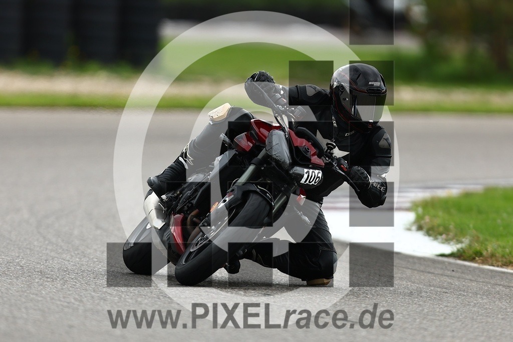 0106-20250903_01389 | Schöne Erinnerungen an spannende Momente - das festzuhalten ist unser Job. PIXELrace.de ist seit 2003 auf den Rennstrecken Europas unterwegs um die Action draußen beim Fahren und die wunderbare Stimmung imm Fahrerlager für euch einzufangen.