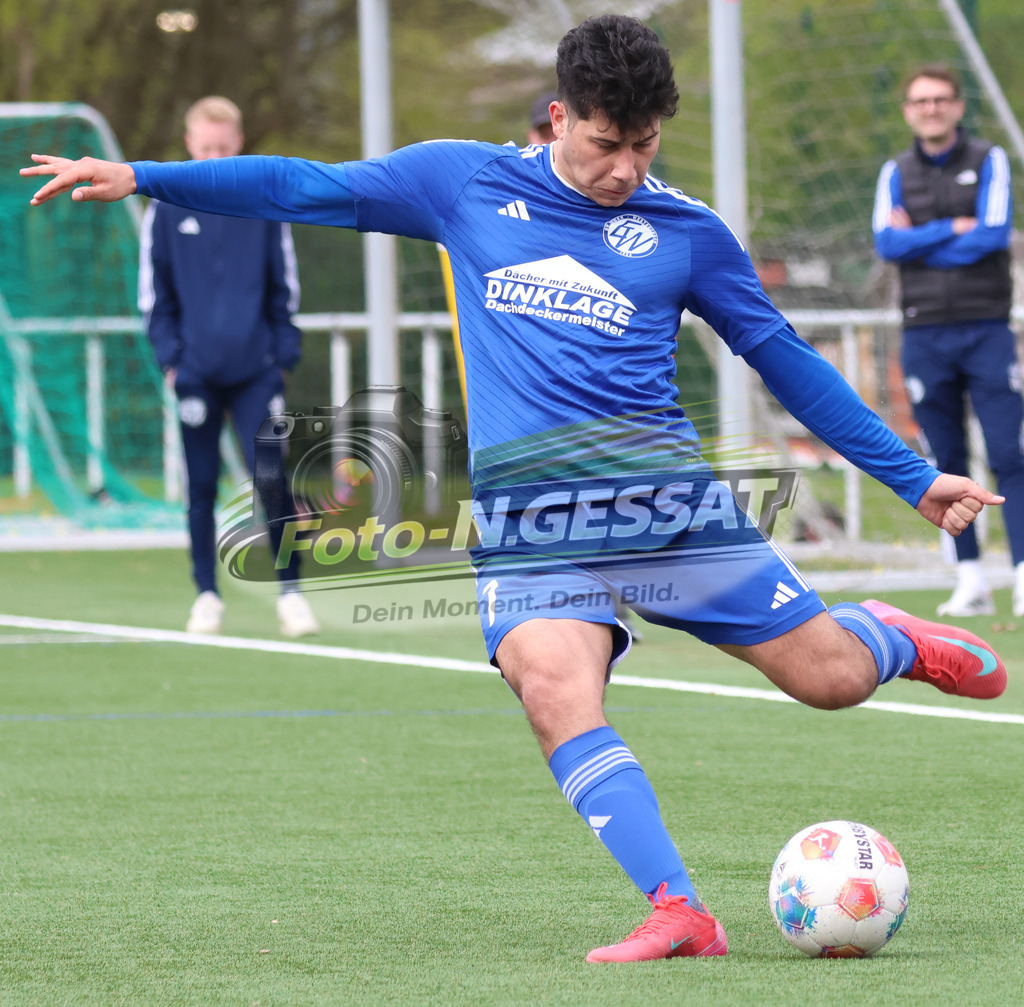 SV Enger-Westerenger - TSV Löhne | Auf dem Bild zu sehen: blau SV Enger-Westerenger: Abdullah SolakSV Enger-Westerenger, TSV Löhne, Saison 25/26, Kreisliga A, Enger, Deutschland - Realisiert mit Pictrs.com