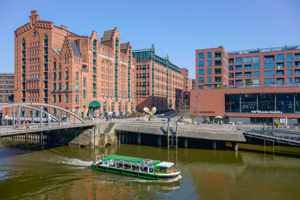 Barkasse Günter Ehlers | Die Barkasse Günter Ehlers ist ein Fahrgastschiff, mit dem in Hamburg Hafenrundfahrten durchgeführt werden. Das Schiff hat eine Länge von 17 Metern, kann 84 Passagiere an Bord nehmen und wurde im Jahr 2008 gebaut. — Das Bild zeigt die Günter Ehlers im Magdeburger Hafen, der in Hamburgs Speicherstadt liegt. - Realisiert mit Pictrs.com