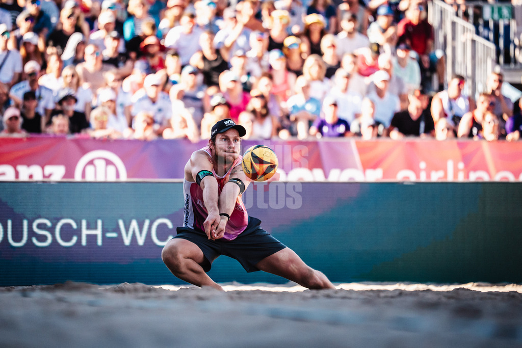 Beachvolleyball | Spiel um Platz Drei | Finale | Deutsche Meisterschaften 2025 Timmendorfer Strand | 07.09.2025 | Nils Ehlers nimmt den Ball an